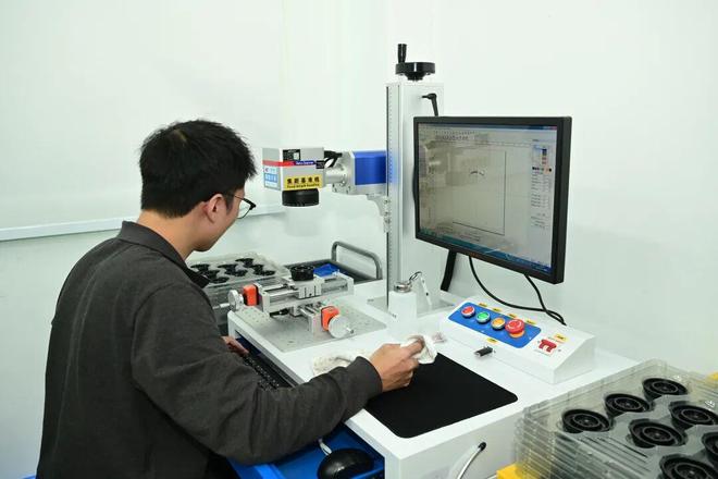 纵横水陆的文创新章 Defini东莞工厂探访记——从环球水下摄影看顶级避震之道